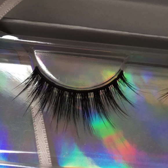 PUR lashes in Diva - Picture 4 of 8